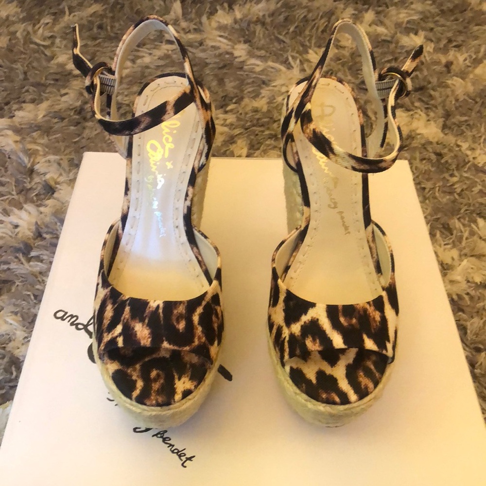 Alice and Olivia STELLA leopard wedge